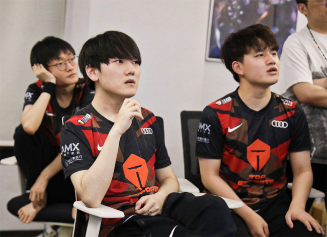 字母哥巅峰对决，JackeyLove与80激战RNG分钟，赛况扑朔迷离胜负难料！的简单介绍